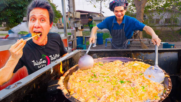 Thai Street Food – CRAZIEST Mussel Omelet Chef!!