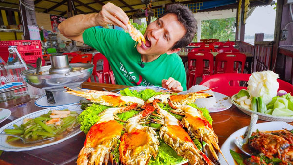 Thailand Seafood – GIANT RIVER PRAWNS!!